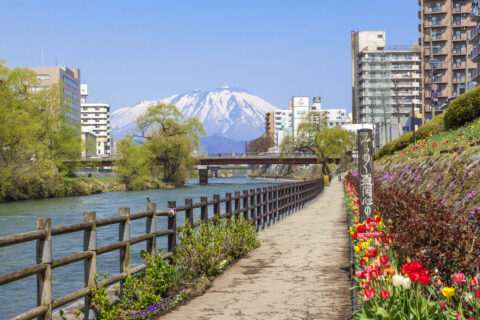 盛岡市　北上川と岩手山（開運橋より）